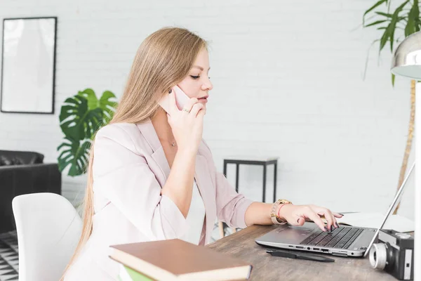 Joven mujer de negocios trabajando en casa. Espacio de trabajo de estilo escandinavo creativo — Foto de Stock