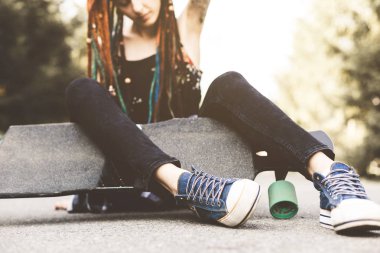 dövme ve parkta oturan dreadlocks ile genç kız