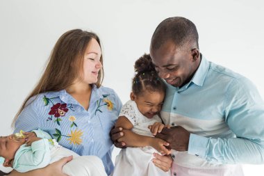 Beyaz bir arka plan üzerinde aile portresi. Mutlu çok ırklı bir aile. Aile değerleri