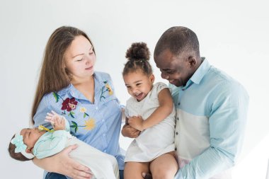 Beyaz bir arka plan üzerinde aile portresi. Mutlu çok ırklı bir aile. Aile değerleri