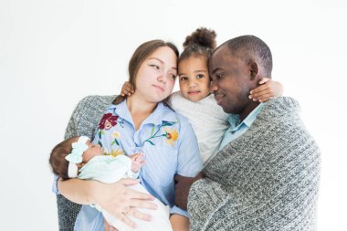 Sevgi dolu baba ailesiyle birlikte bir ekose kapsar. Mutlu çok ırklı bir aile. Aile değerleri