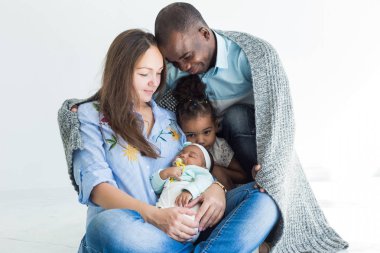 Sevgi dolu baba ailesiyle birlikte bir ekose kapsar. Mutlu çok ırklı bir aile. Aile değerleri