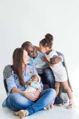 Sevgi dolu baba ailesiyle birlikte bir ekose kapsar. Mutlu çok ırklı bir aile. Aile değerleri