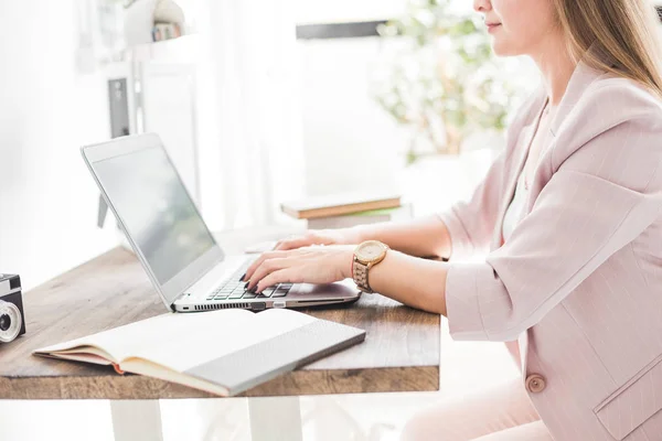 Joven mujer de negocios trabajando en casa. Espacio de trabajo de estilo escandinavo creativo — Foto de Stock