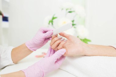 Genç kadın manikür güzellik salonunda alıyorum. Yakın çekim