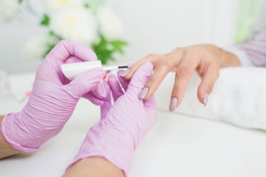 Genç kadın manikür güzellik salonunda alıyorum. Yakın çekim