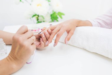 Genç kadın manikür güzellik salonunda alıyorum. Yakın çekim