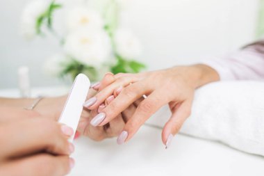 Genç kadın manikür güzellik salonunda alıyorum. Yakın çekim