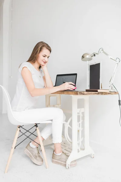 Jovem mulher de negócios que trabalha em casa e se baseia no tablet. Espaço de trabalho estilo escandinavo criativo — Fotografia de Stock