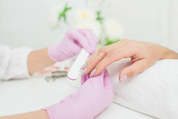 Young woman getting manicure in beauty salon. Close-up — Stock Photo, Image