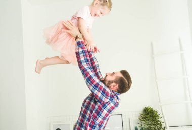 Sevimli küçük kız ve babası evde eğleniyor musun.