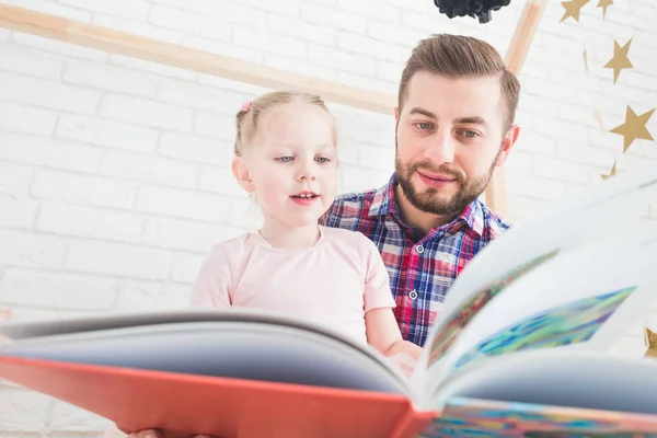 Ayah dan anak duduk bersama dan membaca buku . — Stok Foto