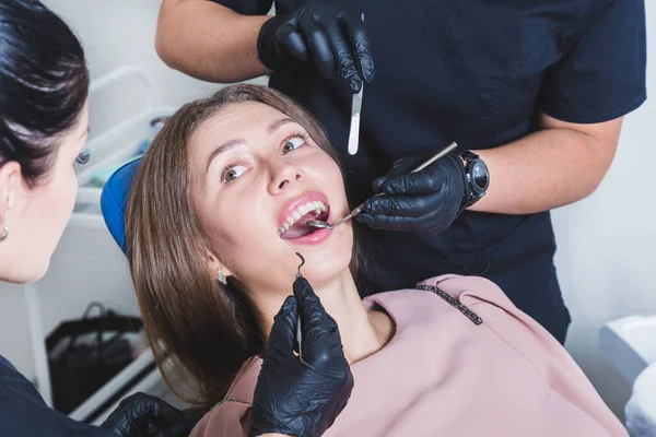 치과 클리닉입니다. 리셉션, 환자의 검사입니다. 치아 관리입니다. 젊은 여자 치과 의사에 의해 치과 검사를 겪 습 — 스톡 사진
