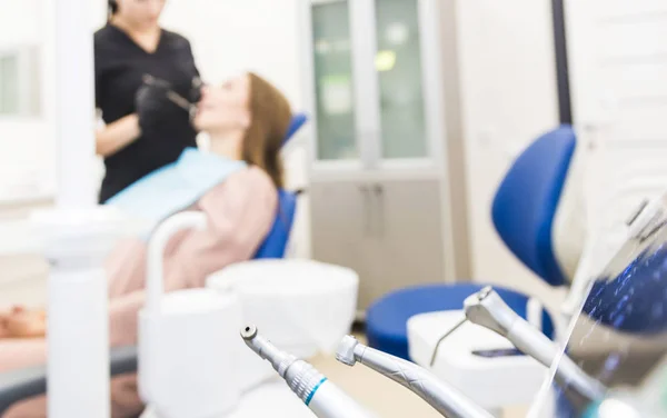 Clínica dentária. Recepção, exame do paciente. Cuidado com os dentes. Equipamento odontológico moderno . — Fotografia de Stock