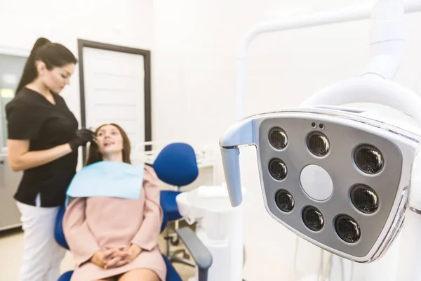 Clínica dental. Recepción, examen del paciente. Cuidado de los dientes. Equipos dentales modernos . — Foto de Stock