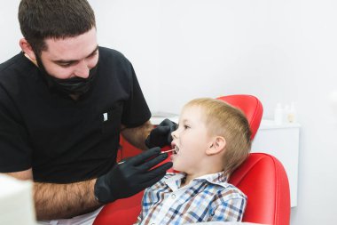 Diş Kliniği. Resepsiyon, hastanın incelenmesi. Diş Bakımı. Diş hekimi diş dişçi ofisinde küçük çocuk tedavi