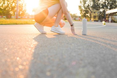 Genç kadın runner şehir kaçak önce ısınma. kız çalıştırmak, onu bacaklar yakın çekim başlar. metin için boş alan