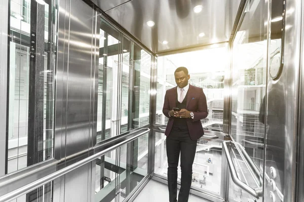 Exitoso y joven hombre de negocios en el centro de negocios ascensor paseos al trabajo — Foto de Stock