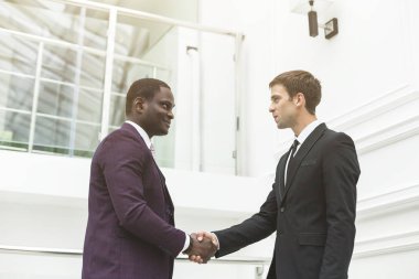 İki genç işadamları el sallamak