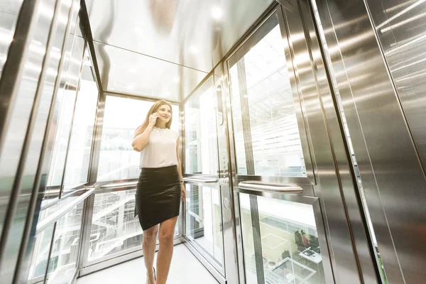 Exitosa y joven mujer de negocios en el centro de negocios ascensor paseos al trabajo — Foto de Stock
