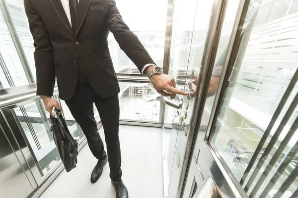 Hombre presionando el botón del ascensor. dedo presiona el botón del ascensor. hombre de negocios en ascensor — Foto de Stock