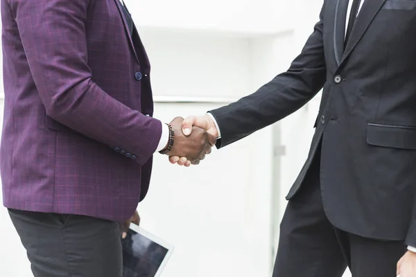 Dos jóvenes empresarios se dan la mano — Foto de Stock