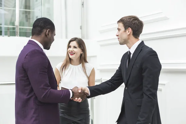 Dos jóvenes empresarios se dan la mano — Foto de Stock