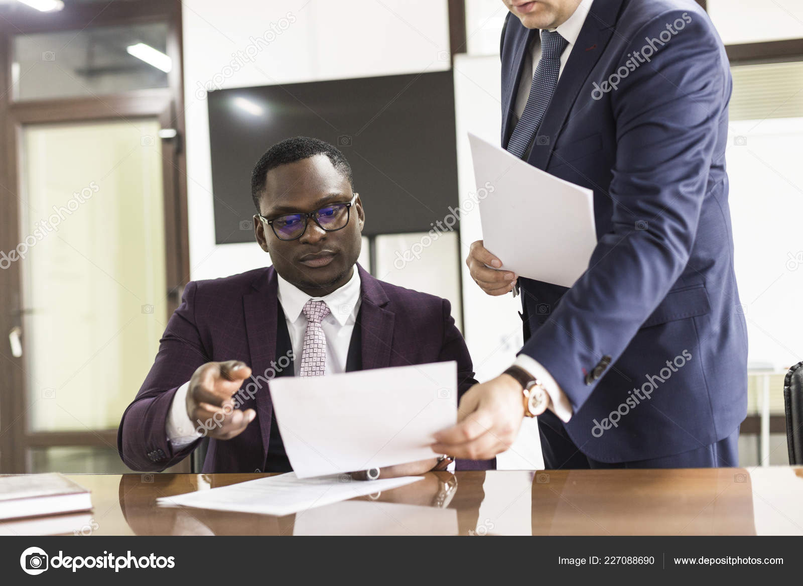 Afrikanischer Mann unterschreibt Vertrag, schwarze Hand setzt Unterschrift  auf offizielles Dokument, birassische Kunden Kunden Paar machen Kauf oder  unterzeichnen Hochzeitsvertrag Konzept – Stockfoto © Ufalab #227088690, image size:1600x1167