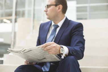 Bir gazete okuyan bir genç yakışıklı işadamı portresi