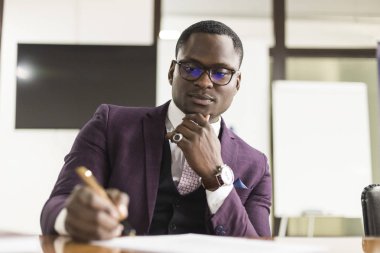 Afrikalı Amerikalı adam kontrat imzalıyor, siyahi adam resmi belgeye imza atıyor, çift ırklı müşteriler evlilik öncesi anlaşma konseptini satın alıyor veya imzalıyor.