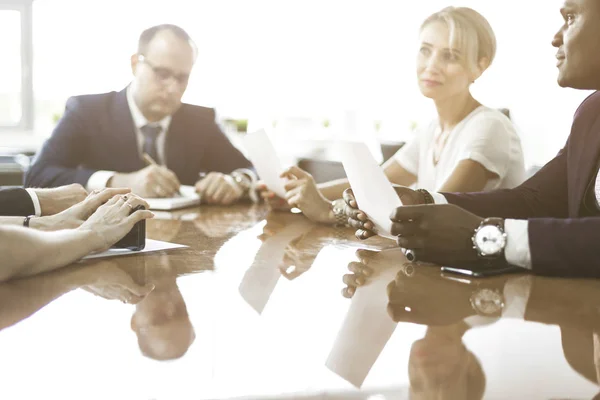 Jóvenes creativos multirraciales en la oficina moderna. Grupo de jóvenes empresarios están trabajando junto con el ordenador portátil, tableta, teléfono inteligente, portátil . — Foto de Stock