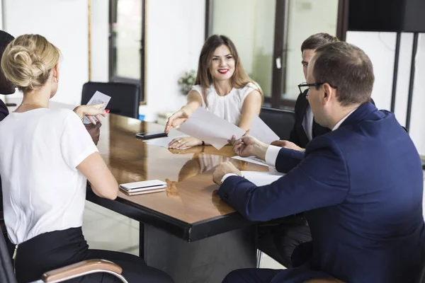 Jóvenes creativos multirraciales en la oficina moderna. Grupo de jóvenes empresarios están trabajando junto con el ordenador portátil, tableta, teléfono inteligente, portátil . — Foto de Stock