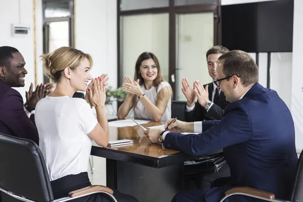 Jóvenes creativos multirraciales en la oficina moderna. Grupo de jóvenes empresarios están trabajando junto con el ordenador portátil, tableta, teléfono inteligente, portátil . — Foto de Stock