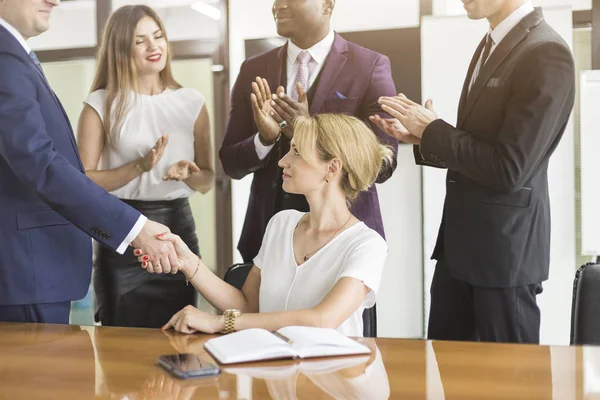 Grupo de jóvenes empresarios están trabajando junto con el ordenador portátil, tableta, teléfono inteligente, portátil. movimiento en la escala de carrera, reconocimiento en el equipo — Foto de Stock