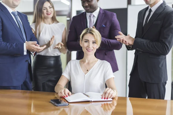 Grupo de jóvenes empresarios están trabajando junto con el ordenador portátil, tableta, teléfono inteligente, portátil. movimiento en la escala de carrera, reconocimiento en el equipo — Foto de Stock