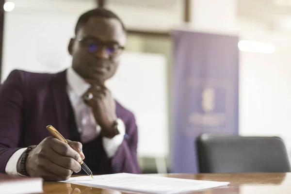 Afro-Amerikaanse man ondertekening contract, zwarte man hand zetten handtekening op officieel document, biracial klanten klanten paar maken aankoop of ondertekenen huwelijkse voorwaarden concept — Stockfoto