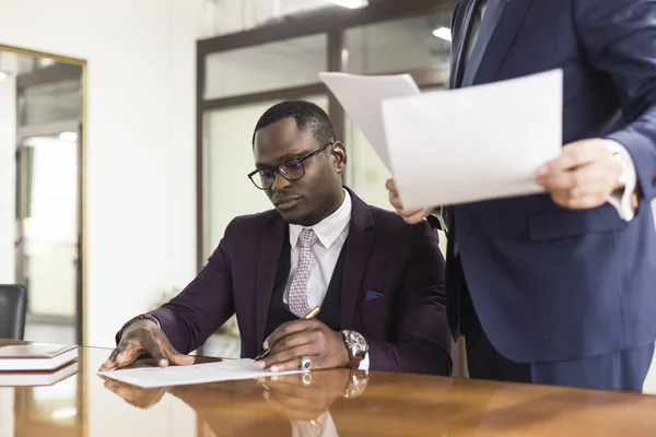 Contrato de firma de hombre afroamericano, mano de hombre negro poniendo firma en documento oficial, clientes biraciales pareja hacen compra o firman concepto de acuerdo prenupcial — Foto de Stock