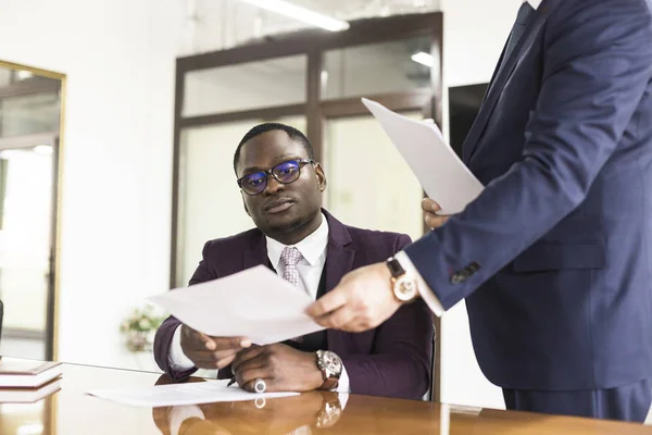 Contrato de firma de hombre afroamericano, mano de hombre negro poniendo firma en documento oficial, clientes biraciales pareja hacen compra o firman concepto de acuerdo prenupcial — Foto de Stock