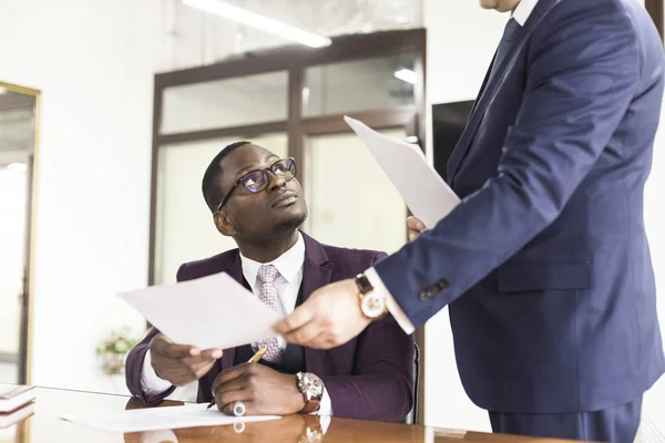 Contrato de firma de hombre afroamericano, mano de hombre negro poniendo firma en documento oficial, clientes biraciales pareja hacen compra o firman concepto de acuerdo prenupcial — Foto de Stock