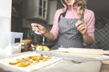 mutlu kadın, anne evde mutfak pasta hazırlanıyor. mutlu bir aile ve ev coziness kavramı