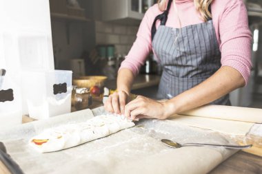 mutlu kadın, anne evde mutfak pasta hazırlanıyor. mutlu bir aile ve ev coziness kavramı