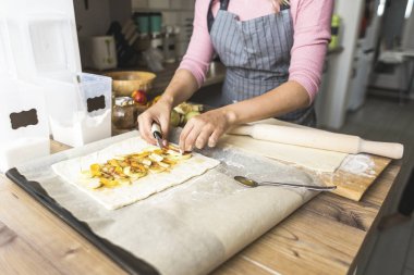 mutlu kadın evde mutfak pasta hazırlanıyor. mutlu bir aile ve ev coziness kavramı