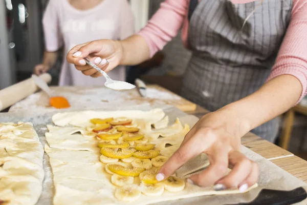 Szczęśliwa rodzina przygotowuje pie w kuchni w domu. koncepcja szczęśliwą rodzinę i domowej przytulności. matka i Córka, gotowanie — Zdjęcie stockowe