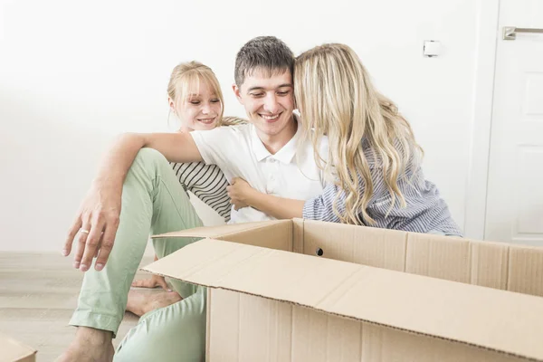 Familjen Uppackning Pappkartonger Nya Hem Flytta Till Ett Nytt Hus — Stockfoto