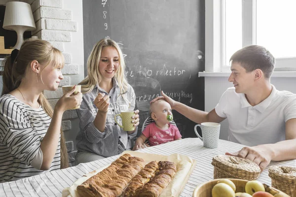 La familia feliz está disfrutando del pastel de manzana en casa. cena familiar. desayuno y almuerzo — Foto de Stock