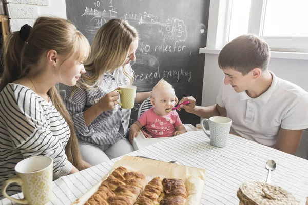 La familia feliz está disfrutando del pastel de manzana en casa. cena familiar. desayuno y almuerzo — Foto de Stock