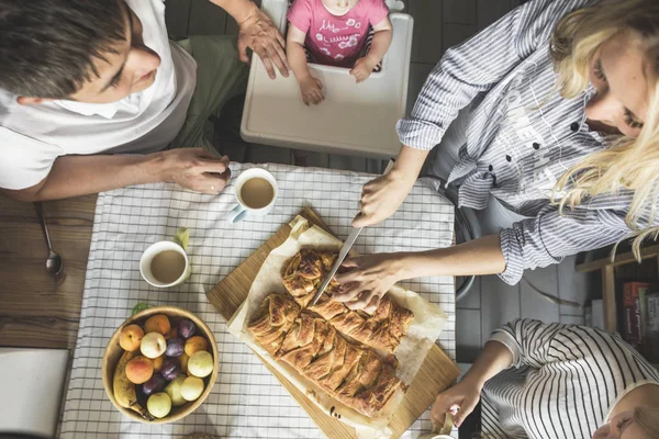 La familia feliz está disfrutando del pastel de manzana en casa. cena familiar. desayuno y almuerzo — Foto de Stock