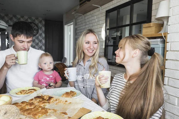 Gelukkige familie is genieten van appeltaart thuis. familiediner. ontbijt en lunch — Stockfoto