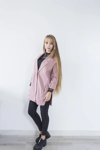 Hermosa modelo femenina. chica con el pelo largo y rubio en una chaqueta rosa —  Fotos de Stock