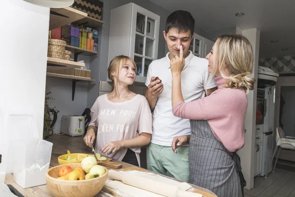 Família feliz está preparando uma torta na cozinha em casa. conceito de família feliz e aconchego em casa. mãe e filha cozinhar — Fotografia de Stock